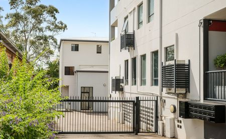 Top-Floor Retreat with Sweeping views of City & Story Bridge! - Photo 5
