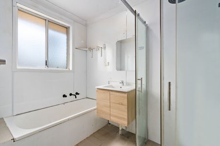 Perfect Three Bedroom Family Home Conveniently Close to Schools & Transport! - Photo 5