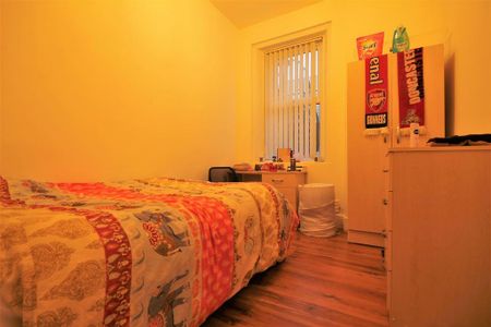 3 bedroom flat to rent - Photo 4