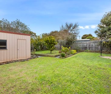 FRESHLY PAINTED, THREE BEDROOM FAMILY HOME - Photo 6
