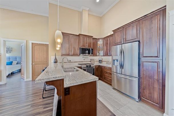 Spacious Top-Floor Unit with Solarium - Photo 1