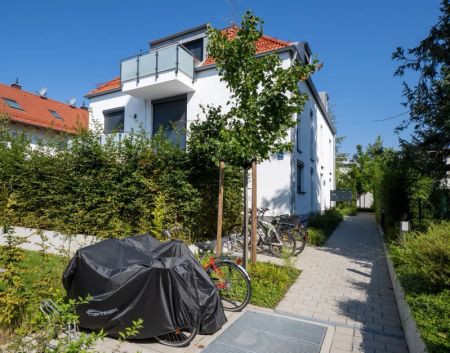 Moderne großzügige 3-Zimmer DG-Wohnung mit Balkon - Photo 2