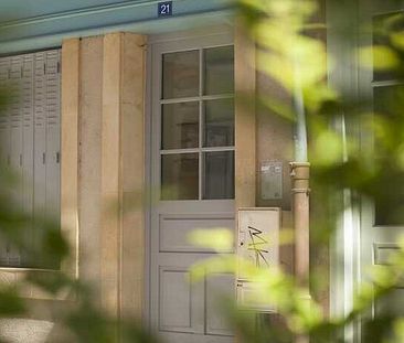 En centre ville de Sedan avec vue sur le château, appartement de type 3 comprenant un séjour, une cuisine fermée, 2 chambres, une salle de bain avec baignoire et un wc séparé - Photo 2