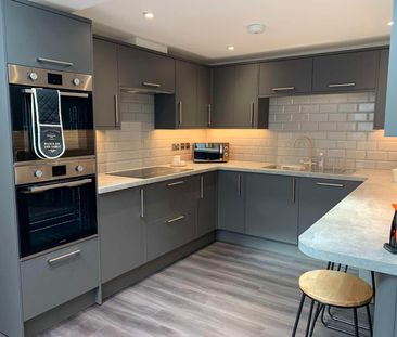 Stylish property in Lacey Street, East Ipswich Room 5 - Photo 4