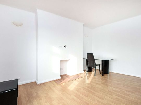 A spacious apartment on the 3rd floor of this purpose built block. - Photo 1