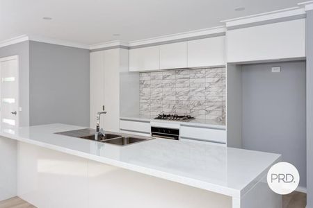 2/12 Gibson Street, Boorooma NSW 2650 - Photo 2