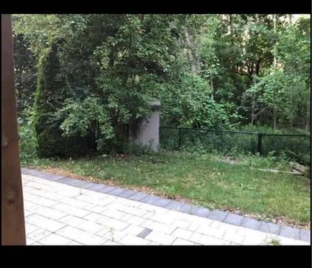 For Lease - 180 Estate Garden Drive, Richmond Hill, Ontario - Photo 2