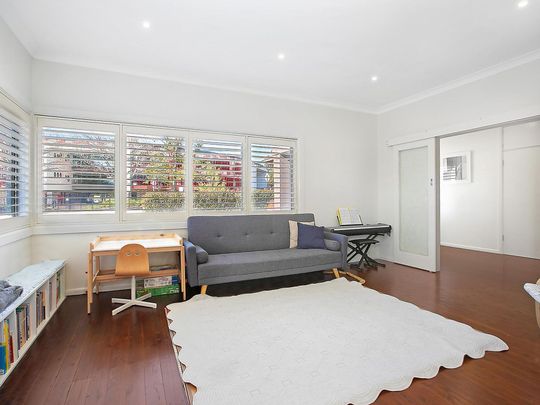 A Family-Friendly Contemporary Comfort in Prime Ryde Location - Photo 1