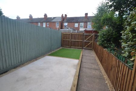 2 bedroom terraced house to rent - Photo 4