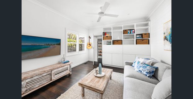 Charming Coastal Retreat - Level Stroll to Collaroy Beach - Photo 1