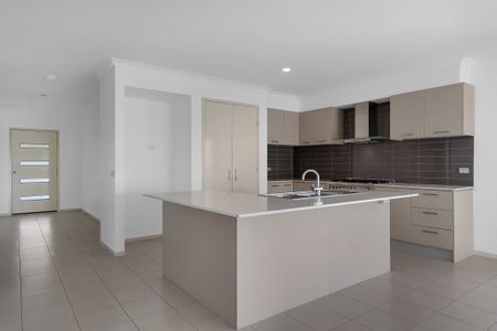 13 Page Close, Pakenham VIC 3810 - House For Rent | Domain - Photo 4