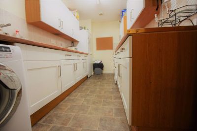 6 bedroom Flat in Hollybank, Leeds - Photo 5