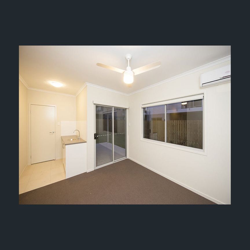 ONE BEDROOM STUDIO WITH POOL IN COMPLEX! - Photo 1