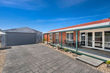 8 Freesia Court, Whittington - Photo 4