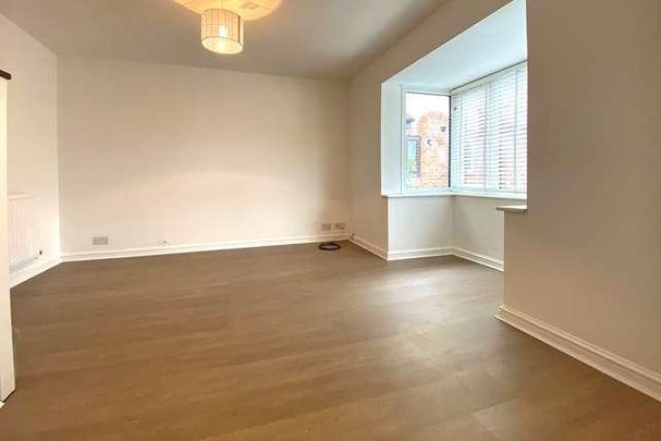 Walnut Tree - Modern Bedroom Home With Parking, MK7 - Photo 1