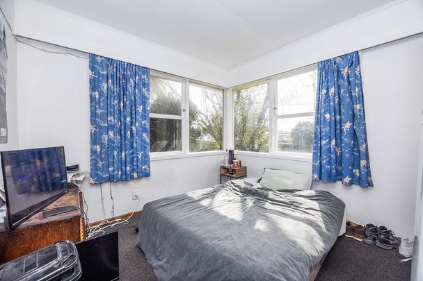 Spacious 3 bedroom brick house and fully fenced - Photo 1
