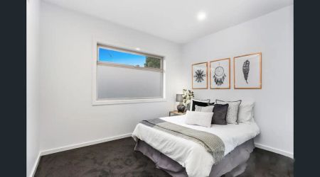 “Townhouse with Luxurious Features and Convenient Location” - Photo 5