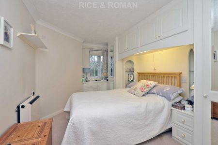 1 Bedroom Apartment, Royston Court – Hinchley Wood - Photo 2