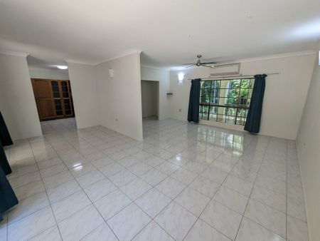 LARGE HOME!!!! - Photo 2