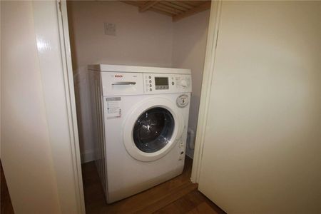 A modern ground floor apartment close to railway station - Photo 5