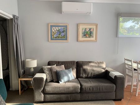 Charming 1BR Flat in Waipahihi! - Photo 5