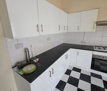 4 Bed Terraced House, Byron Avenue, E12 - Photo 6