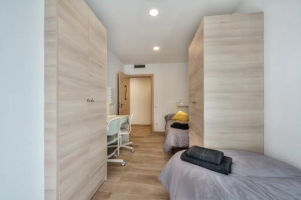 Travessera de Gràcia, Barcelona, Catalonia 08021 - Photo 1