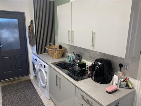 4 bedroom detached house to rent - Photo 3