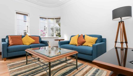 Inner city apartment - Partially Furnished - Photo 2