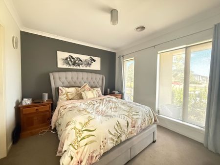 Spacious Four-Bedroom Family Home with Two Bathrooms and Double Garage for Lease - Photo 4