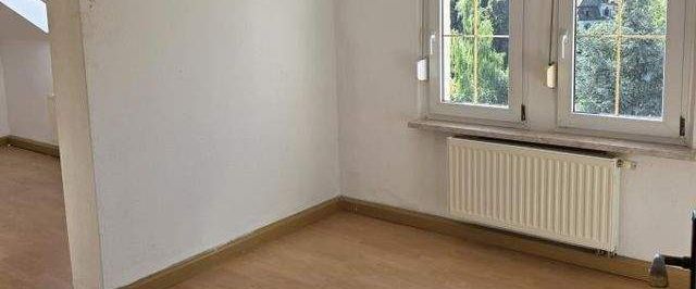 Großzügige 3-Zimmerwohnung unterm Dach in ruhiger und grüner Lage! - Foto 1