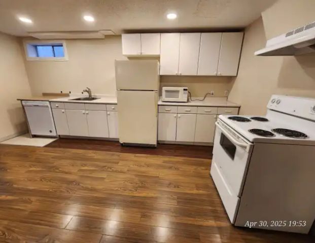 FULLY RENOVATED 2BEDROOM Legal BASEMENT SUITE!! Pet Friendly!!! | 1123B Ninga RD, Calgary - Photo 1
