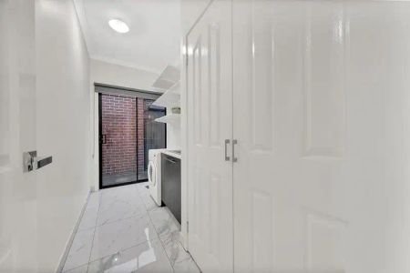 “Large Spacious Family Home!” - Photo 4