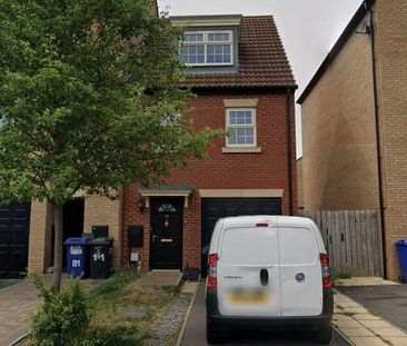 A three bedroom end of terrace family home with an integrated garag... - Photo 2