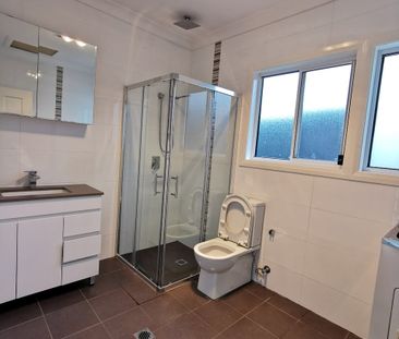 SUPERSIZED 5 BEDROOM HOUSE PLUS 2 BEDROOM GRANNY FLAT. - Photo 5