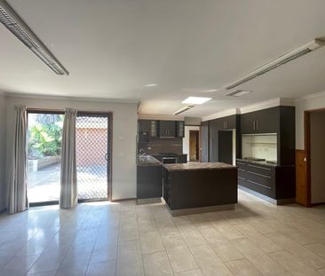 Large Family Home with Pool - Photo 4