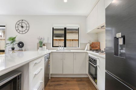 Charming 3BR Home in Takanini! Kauri Flat School - Photo 4