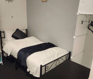 3 Bed Flat, The Study, M6 - Photo 4