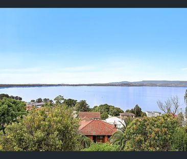 Enjoy panoramic views from this versatile family home - Photo 2