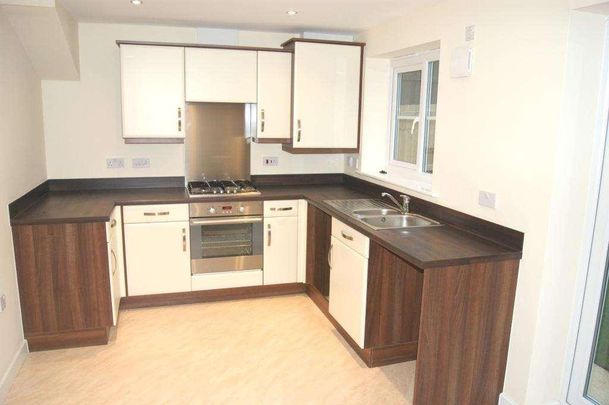 3 bedroom end of terrace house to rent - Photo 1