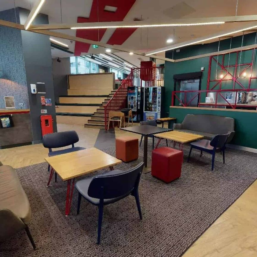 5-Bed Bronze Apartment - Photo 1