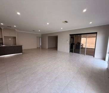 Spacious Coastal Family Living with Side Access - Just 800m to Melr... - Photo 2