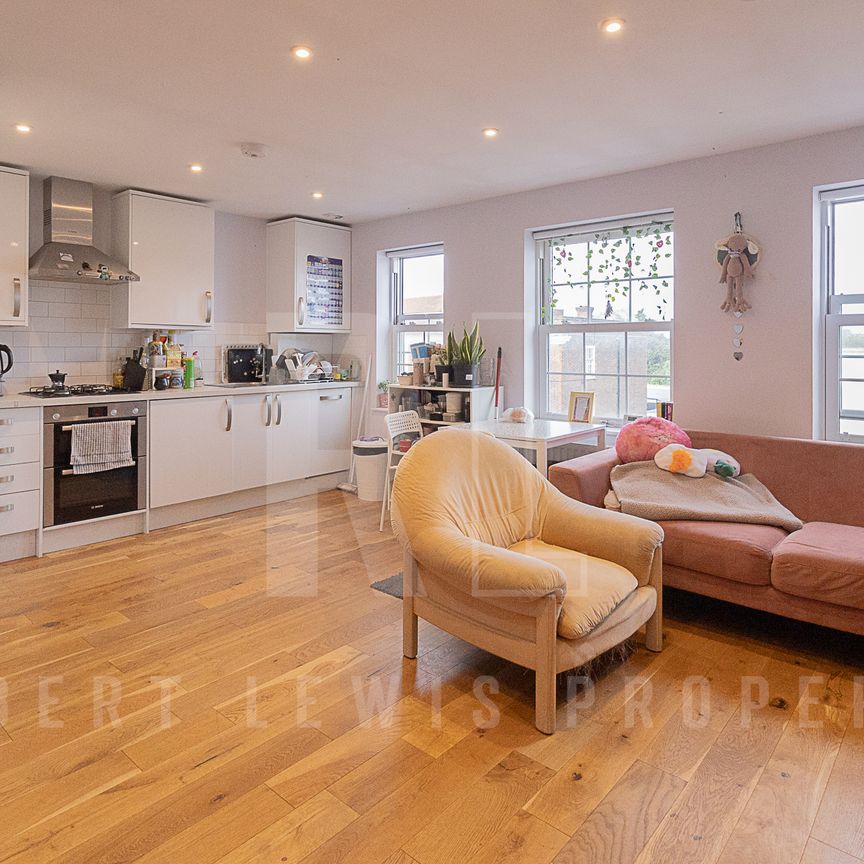Two Bedroom Flat – Temple Fortune Parade NW11 - Photo 1