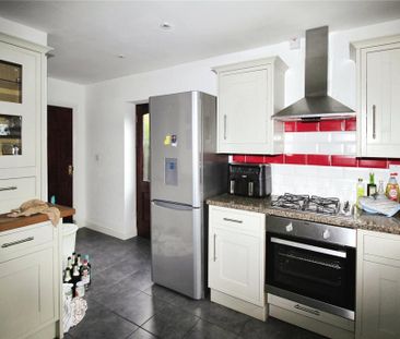 4 bedroom detached house to rent - Photo 2