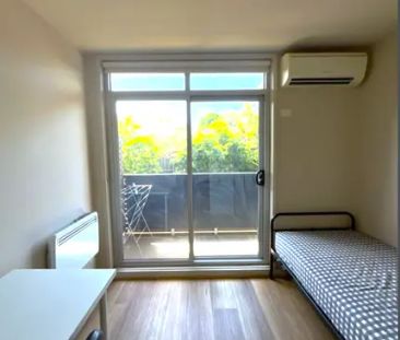 Renovated Student Accommodation Opposite Deakin University - Photo 3