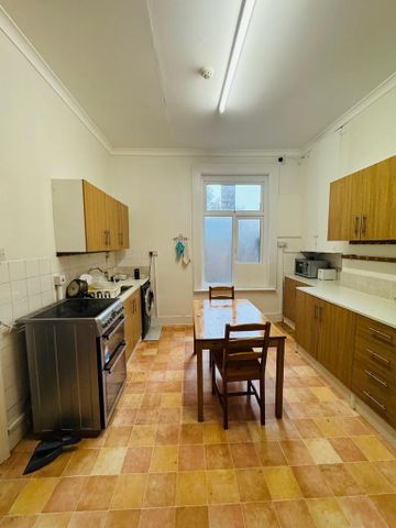 4 bedroom flat to rent - Photo 5