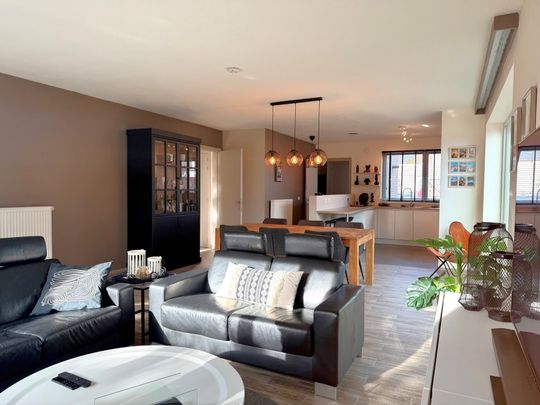 Halfopen woning met 3 slaapkamers, tuin en garage. - Photo 1