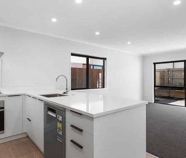 Modern Townhouse - Photo 2