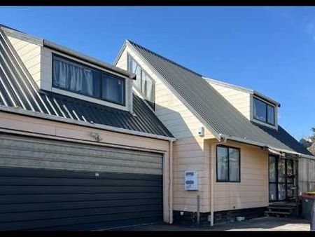 Two storey family home - Photo 5