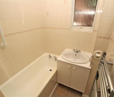 2 bedrooms Bungalow - Semi Detached for Sale - Photo 3